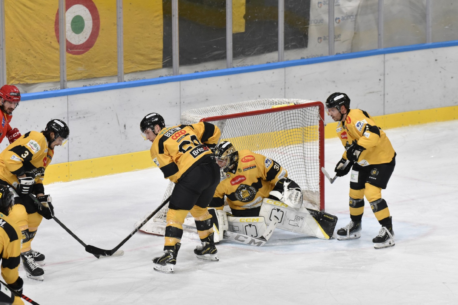 VARESE. HOCKEY IHL. HCMV VARESE HOCKEY-ALLEGHE HOCKEY NELLA FOTO SCHINA, BERTIN E MARINELLI