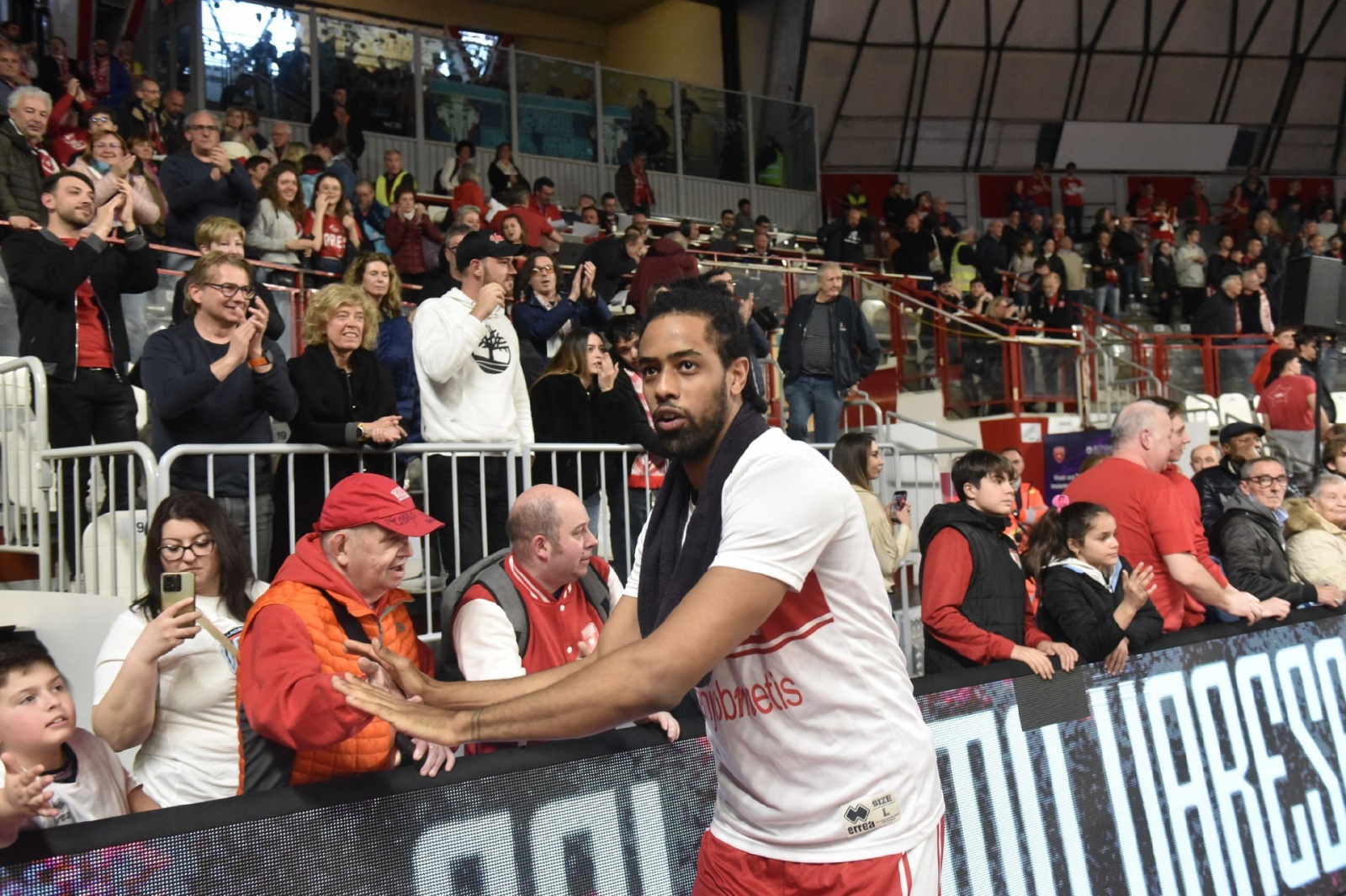 VARESE. BASKET LBA. OPENJOBMETIS VARESE - NUTRIBULLET BASKET TREVISO NELLA FOTO WOLDETENSAE E TIFOSI