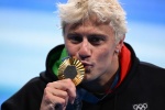 Gold medallist Italy's Nicolo Martinenghi celebrates after the men's 100m breaststroke swimming event during the Paris 2024 Olympic Games at the Paris La Defense Arena in Nanterre, west of Paris, on July 28, 2024. (Photo by SEBASTIEN BOZON / AFP)