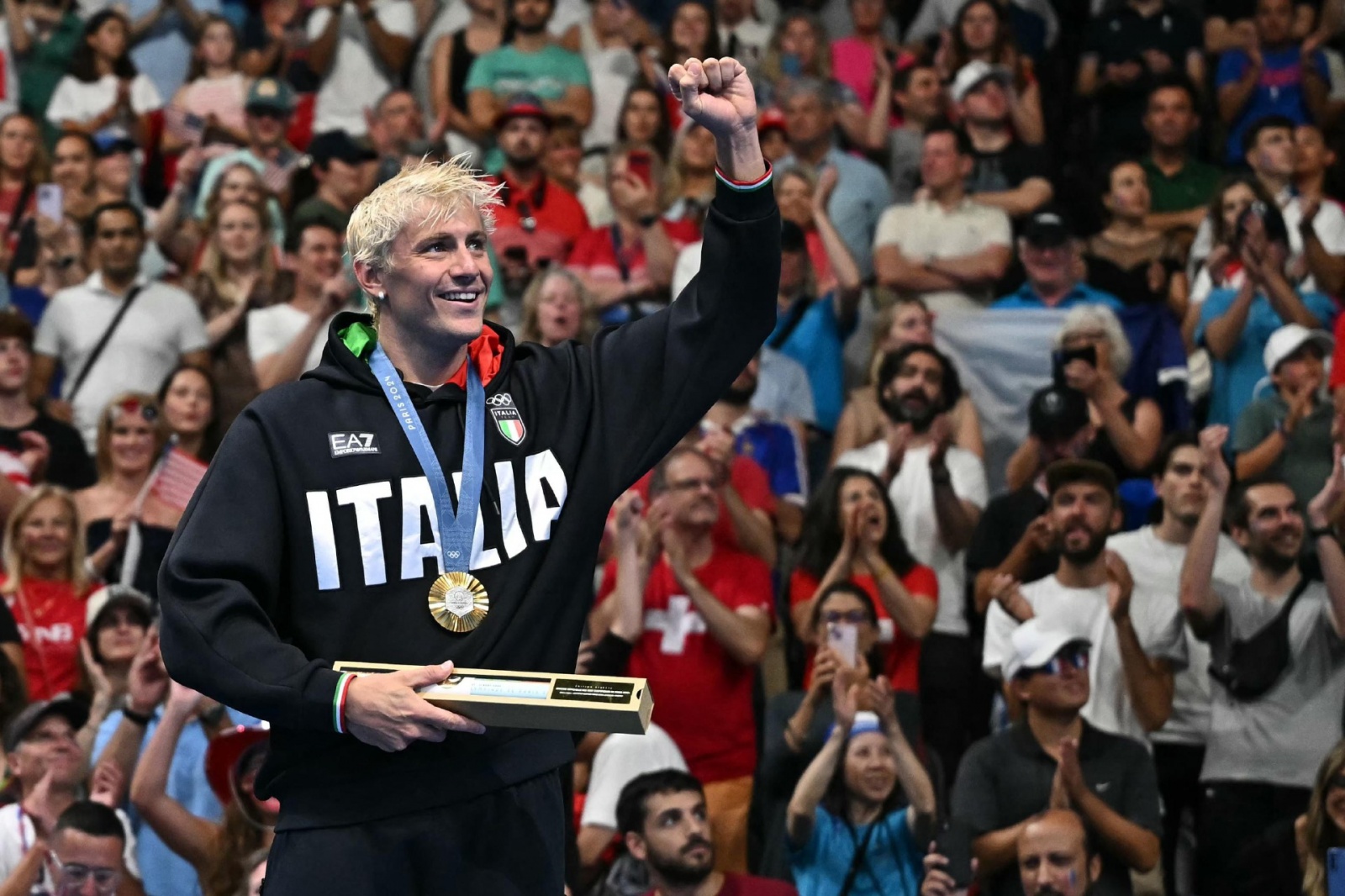 Gold medallist Italy's Nicolo Martinenghi celebrates after the men's 100m breaststroke swimming event during the Paris 2024 Olympic Games at the Paris La Defense Arena in Nanterre, west of Paris, on July 28, 2024. (Photo by Manan VATSYAYANA / AFP)