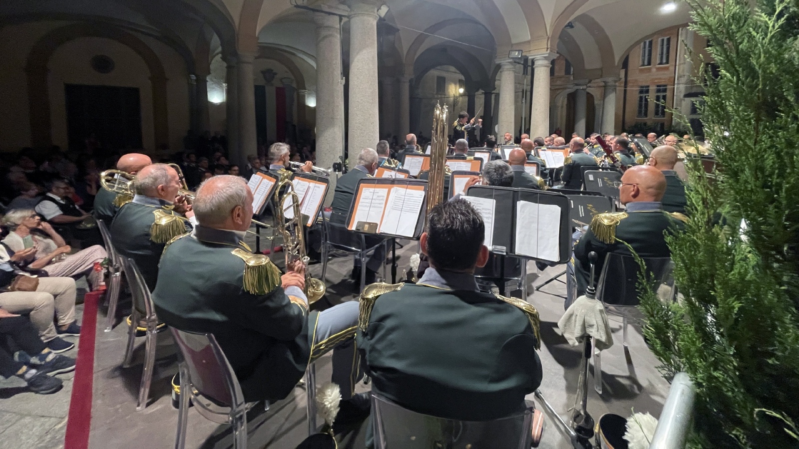 GAZZADA. CONCERTO BANDA MUSICALE GUARDIA DI FINANZA A VILLA CAGNOLA