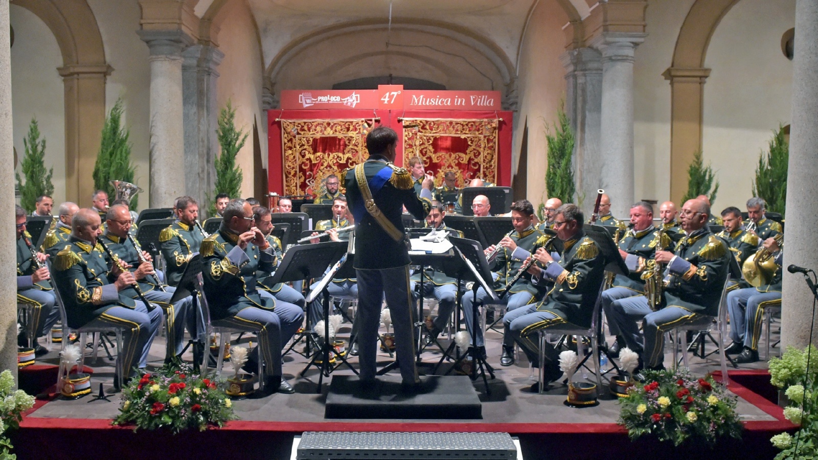 GAZZADA. CONCERTO BANDA MUSICALE GUARDIA DI FINANZA A VILLA CAGNOLA