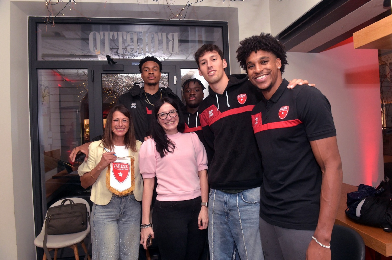 VARESE. PRESENTAZIONE OPENJOBMETIS PALLACANESTRO VARESE 2024 2025 AI TIFOSI AL CAFFEÕ BROLETTO NELLA FOTO DUE TIFOSE CON ALCUNI GIOCATORI