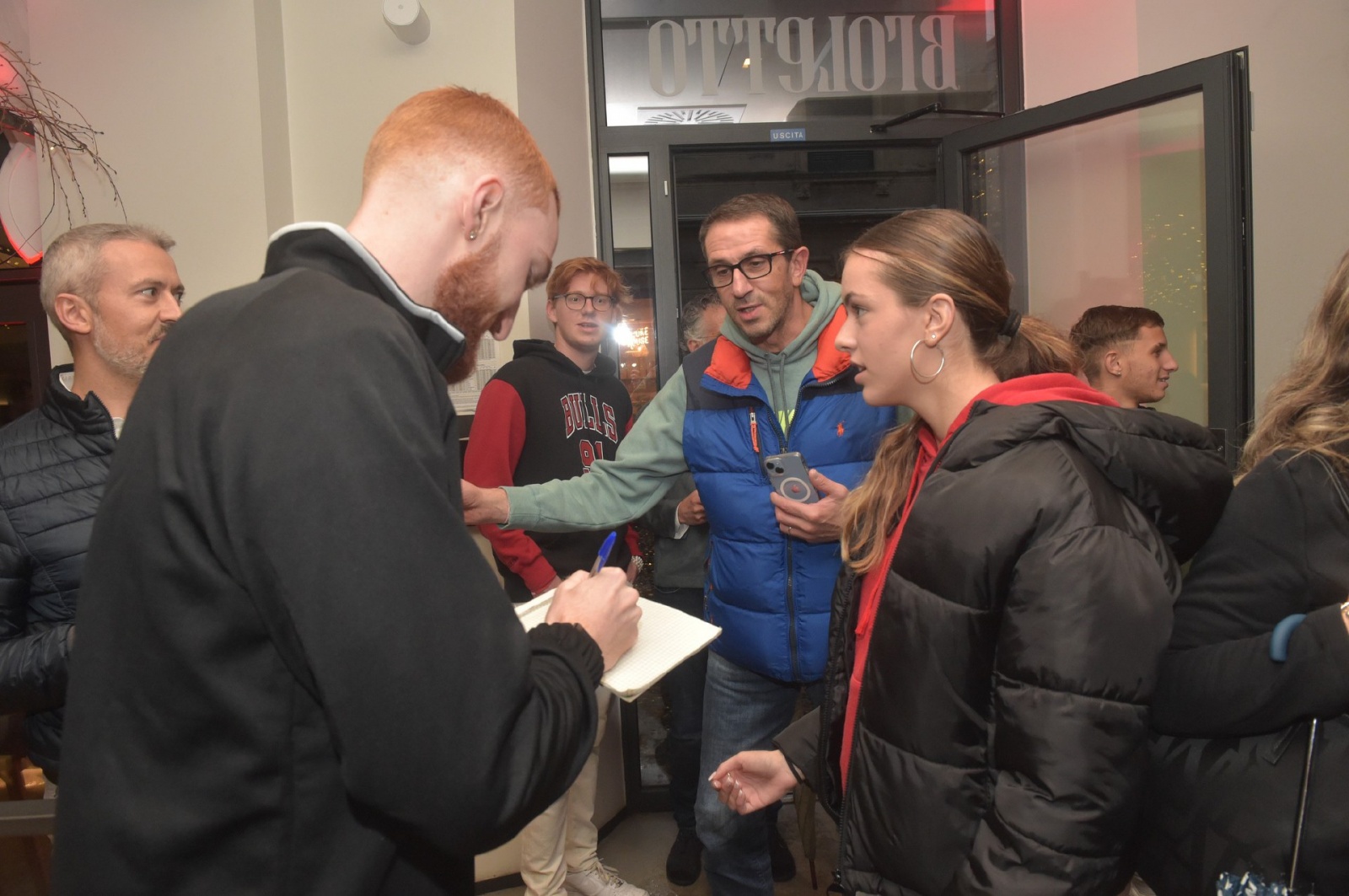 VARESE. PRESENTAZIONE OPENJOBMETIS PALLACANESTRO VARESE 2024 2025 AI TIFOSI AL CAFFEÕ BROLETTO NELLA FOTO MANNION FIRMA AUTOGRAFI