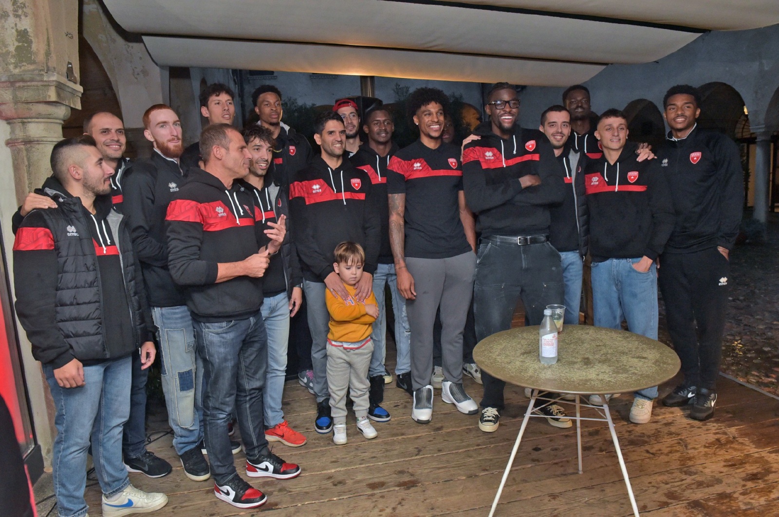 VARESE. PRESENTAZIONE OPENJOBMETIS PALLACANESTRO VARESE 2024 2025 AI TIFOSI AL CAFFEÕ BROLETTO NELLA FOTO SQUADRA E STAFF TECNICO