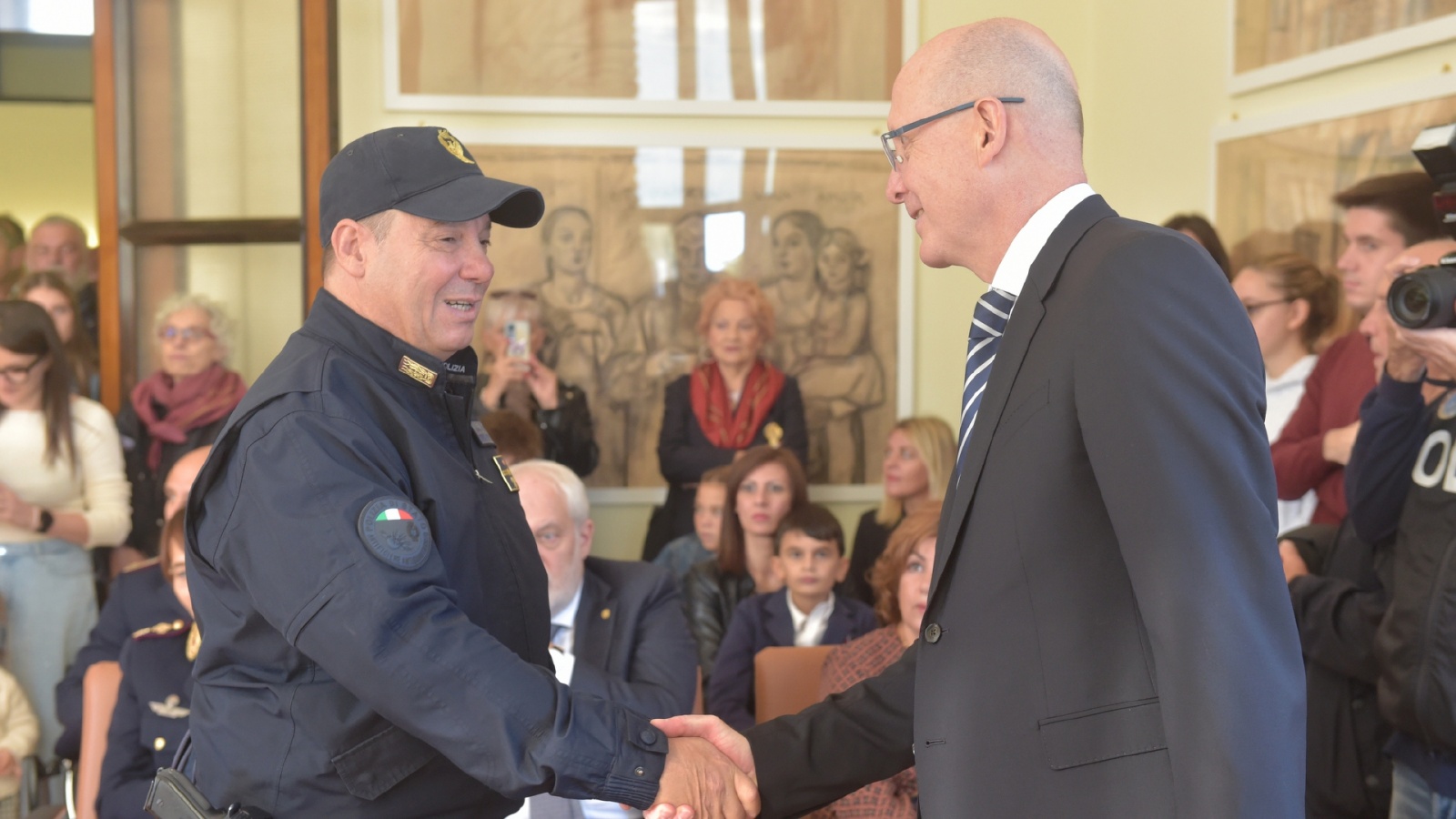 VARESE. PREMIAZIONI IN QUESTURA PER FESTA PATRONO SAN MICHELE ARCANGELO NELLA FOTO SOST. COMMISSARIO LORENZO AUDDINO