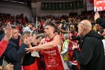 VARESE. BASKET LBA. OPENJOBMETIS VARESE-VIRTUS SEGAFREDO BOLOGNA NELLA FOTO ESULTANZA FINALE E GIOCATORI CHE SALUTANO TIFOSI LIBRIZZI