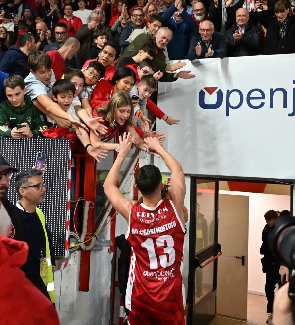 VARESE. BASKET LBA. OPENJOBMETIS VARESE-VIRTUS SEGAFREDO BOLOGNA NELLA FOTO ESULTANZA FINALE E GIOCATORI CHE SALUTANO TIFOSI LIBRIZZI