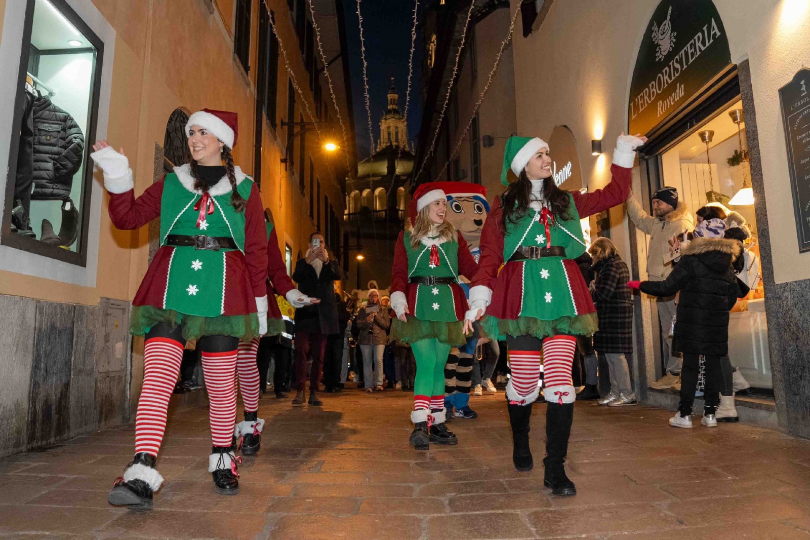 BUSTO ARSIZIO VIA CAVALLOTTI ACCENSIONE ALBERO DI NATALE SFILATA DI NATALE