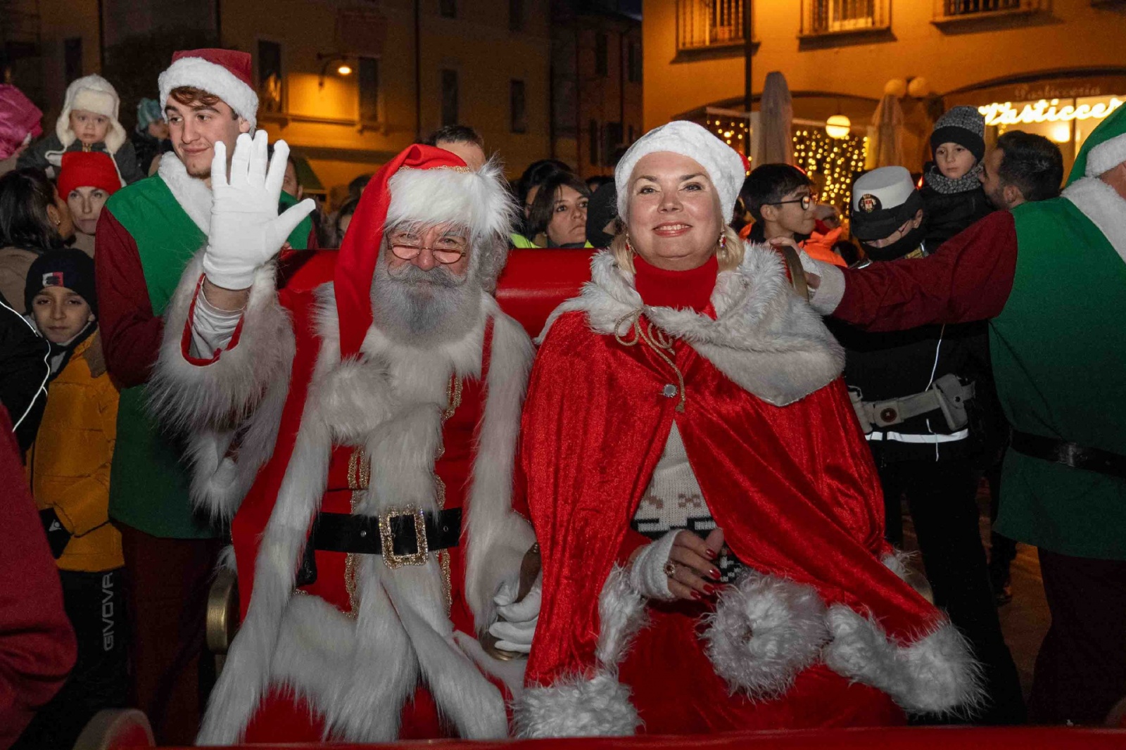 BUSTO ARSIZIO VIA CAVALLOTTI ACCENSIONE ALBERO DI NATALE SFILATA DI NATALE