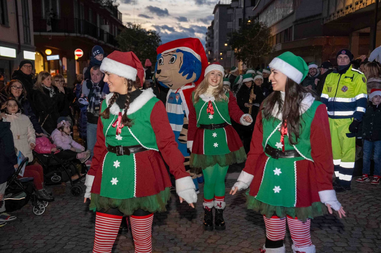 BUSTO ARSIZIO VIA CAVALLOTTI ACCENSIONE ALBERO DI NATALE SFILATA DI NATALE