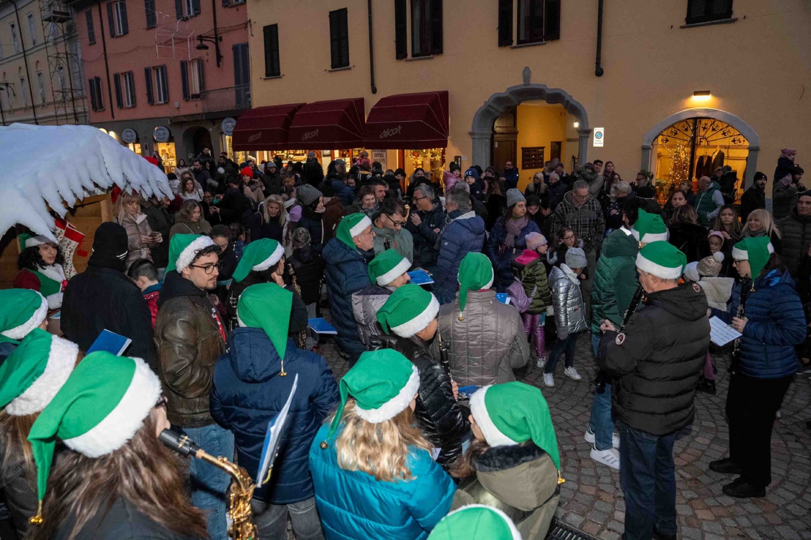 BUSTO ARSIZIO VIA CAVALLOTTI ACCENSIONE ALBERO DI NATALE SFILATA DI NATALE