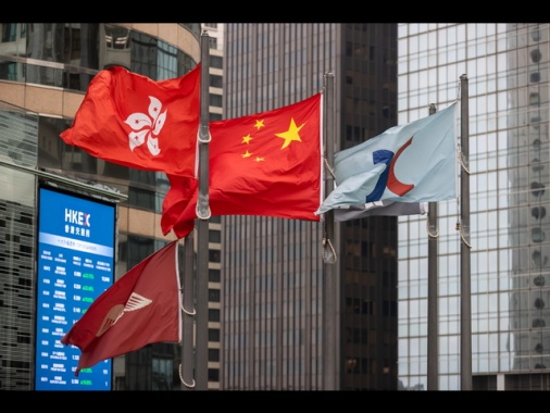 Borsa: Hong Kong positiva, apre a +0,28%