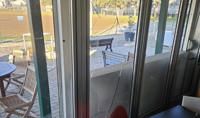 I danni provocati dal ladro al centro sportivo del Saronno calcio  (foto Domenico Ghiotto)