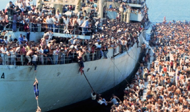 L’arrivo delle due barche dall’Albania il 7 marzo 1991 (Foto Archivio)