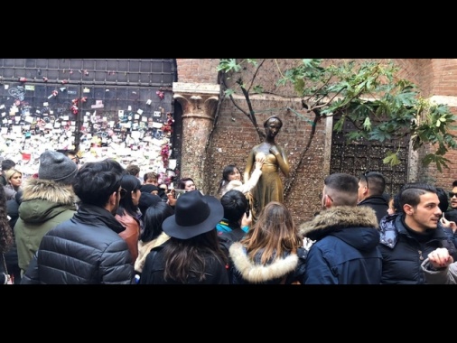 Troppe carezze degli innamorati, 'bucata' statua di Giulietta