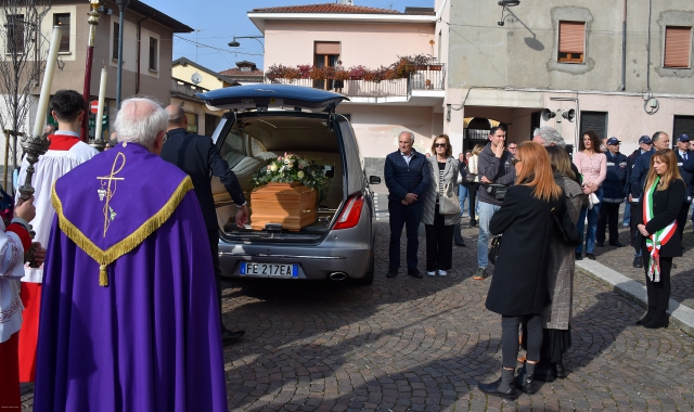 L’addio di Vanzaghello a Francesco Grigolon (foto Pubblifoto)