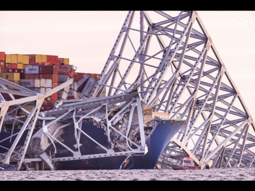 Un morto e sei dispersi per il crollo del ponte di Baltimora