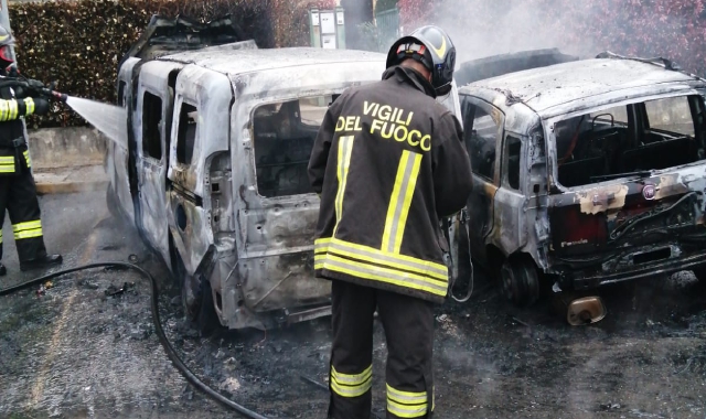 Si dà fuoco in auto e muore: tragedia a Golasecca