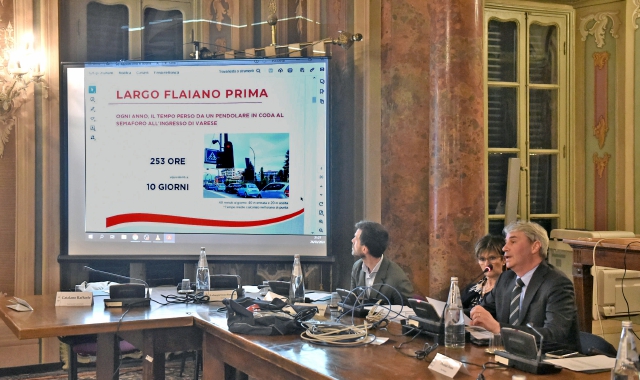 Un momento del Consiglio comunale a Varese del 26 marzo (foto Blitz)