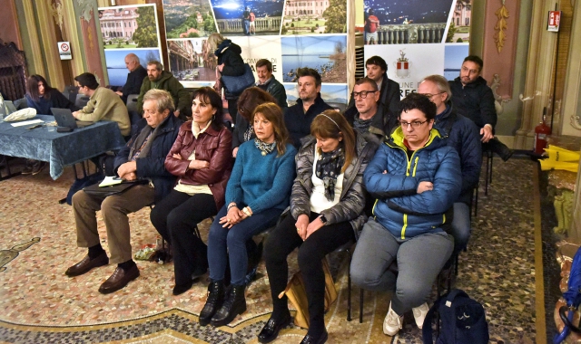 I cittadini del comitato “Civico per Lissago” assistono al Consiglio comunale del 26 marzo (foto Matteo Canevari/BLITZ)