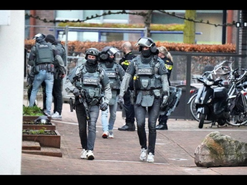 Liberati tre ostaggi nel bar in Olanda