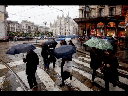 Maltempo, cala il vento ma continua a piovere a Milano