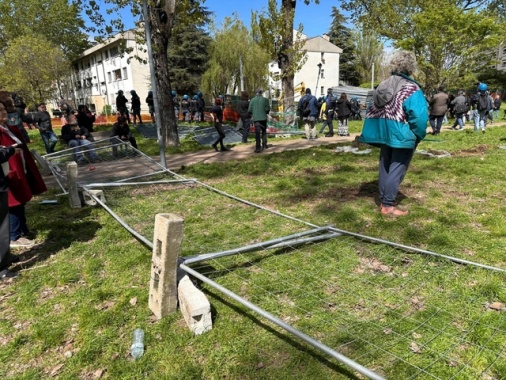 Sgombero a Bologna, ragazzi sfondano recinzione del cantiere