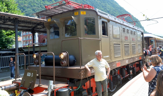 L’arrivo del treno storico, lo scorso anno, alla stazione di Laveno