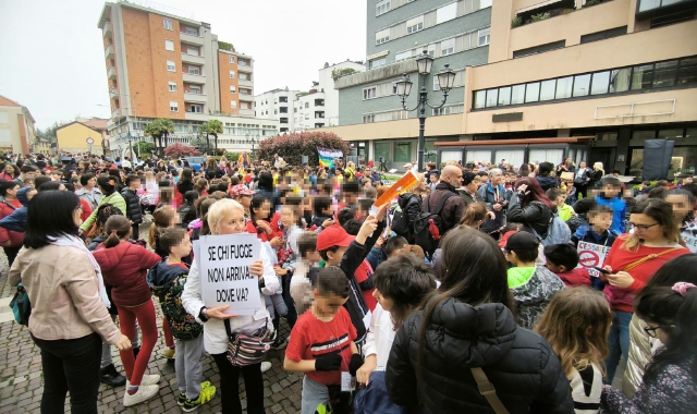Studenti in piazza per la pace a Saronno (foto Blitz)
