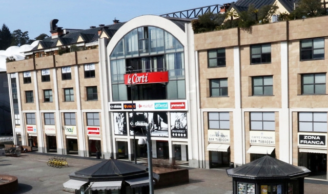 Le Corti di Varese, uno dei centri commerciali teatro dei furti (foto Archivio)
