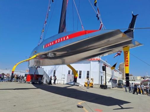 Scafo d'argento e ali gialle, ecco la nuova Luna Rossa