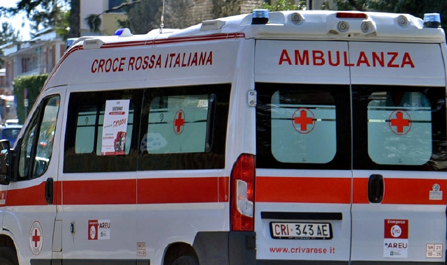 L’uomo è stato portato in ambulanza all’ospedale di Legnano (Foto Archivio)