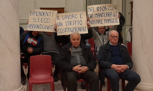 La protesta dei lavoratori Sieco in Consiglio comunale a Castellanza