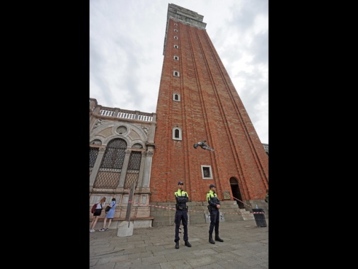 Cadono pezzi in cemento armato dal campanile di San Marco