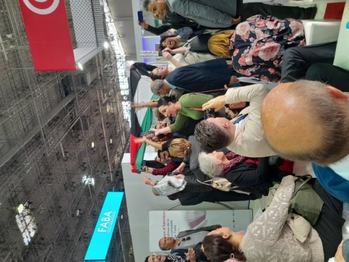 Attivisti filopalestinesi a stand Italia Fiera Libro Tunisi