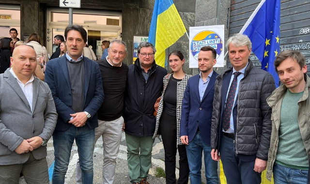 Gli esponenti di Stati Uniti d’Europa e il sindaco Galimberti con una delegazione del partito di Zelensky (Foto Redazione)