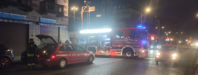 Furgone in fiamme, palazzina evacuata a Varese