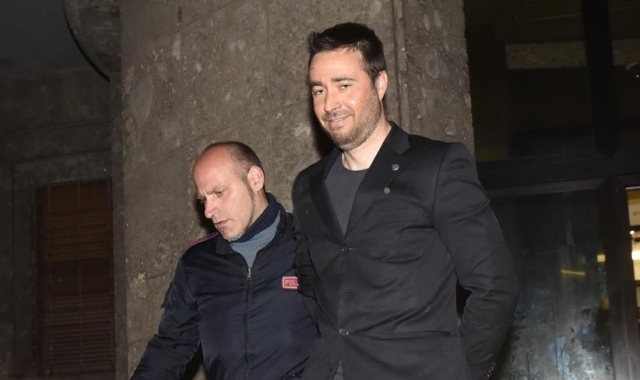 Marco Manfrinati all’uscita dalla Questura dopo l’arresto (foto Angelo Puricelli - Blitz)