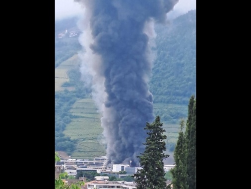 Grande incendio a Bolzano in zona artigianale