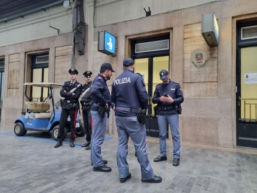 Nuova aggressione a Milano, agente spara e ferisce 36enne