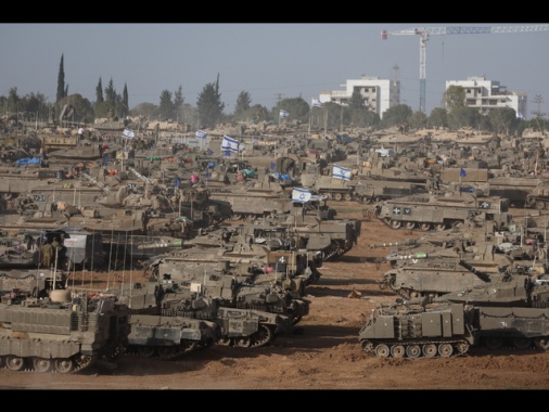 Media, 'tank e truppe Israele circondano parte est Rafah'