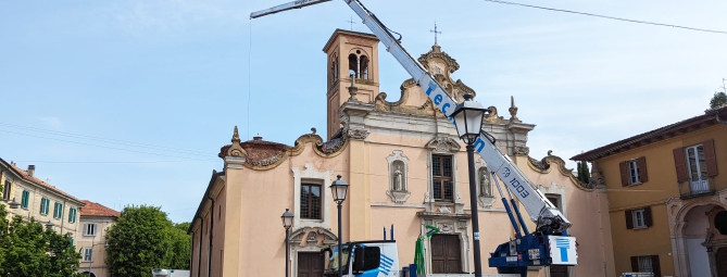 Saronno: gru sui tetti delle chiese