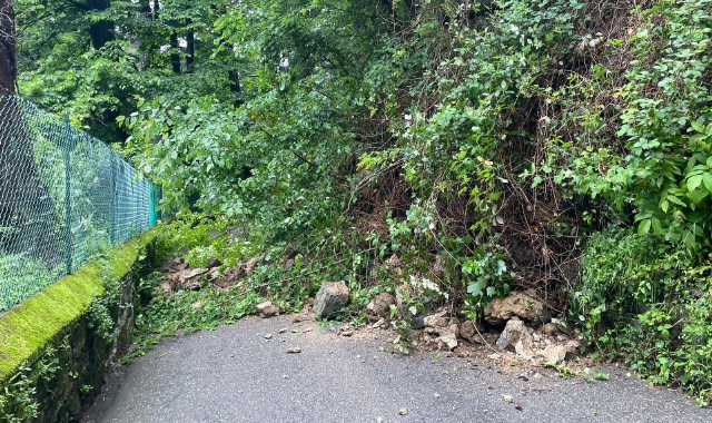 La frana in via Adige (foto Angelo Puricelli - Blitz)