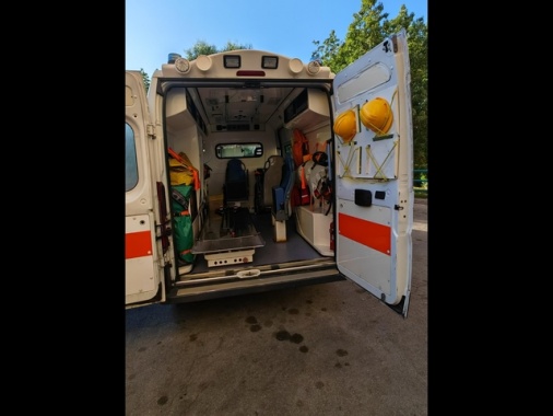 Durante una festa 15enne si tuffa in piscina e muore