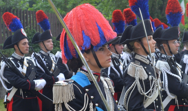 Militari schierati alla festa dell’anno scorso (foto Archivio)