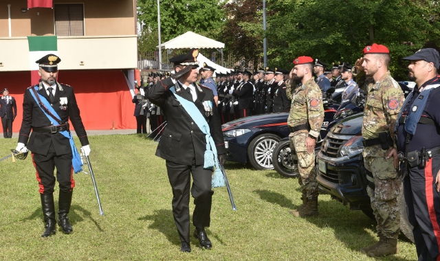 Il colonnello Marco Gagliardo passa in rassegna i reparti schierati (foto Angelo Puricelli - Agenzia Blitz)