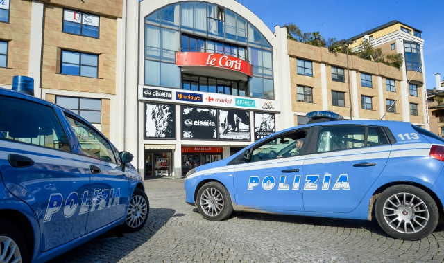 Controlli della polizia in piazza Repubblica  (foto Archivio)