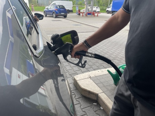 Ripartono gli aumenti benzina, servito autostrada a 2,2 euro
