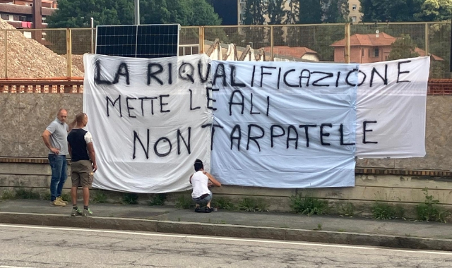 Lo striscione apparso sabato mattina in via Sanvito